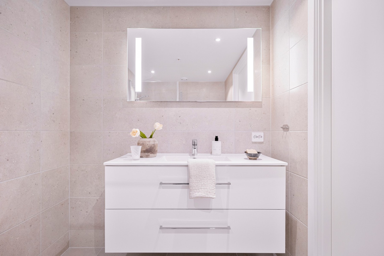 Begge baderommene er delikate og har vannbåren gulvvarme. Galleribilde