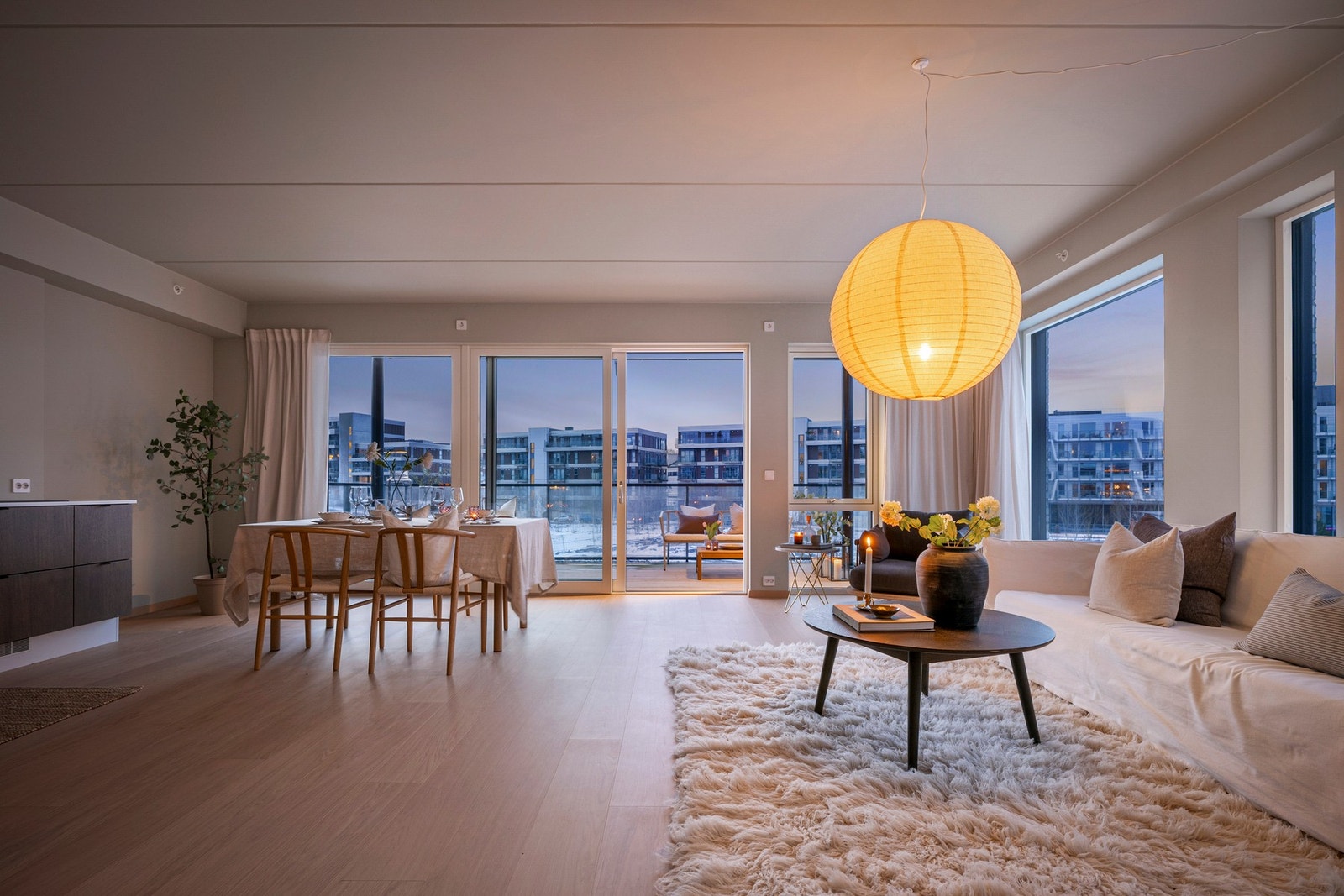 Stuen er lys og luftig med store vindusflater som gir rikelig med dagslys. Galleribilde