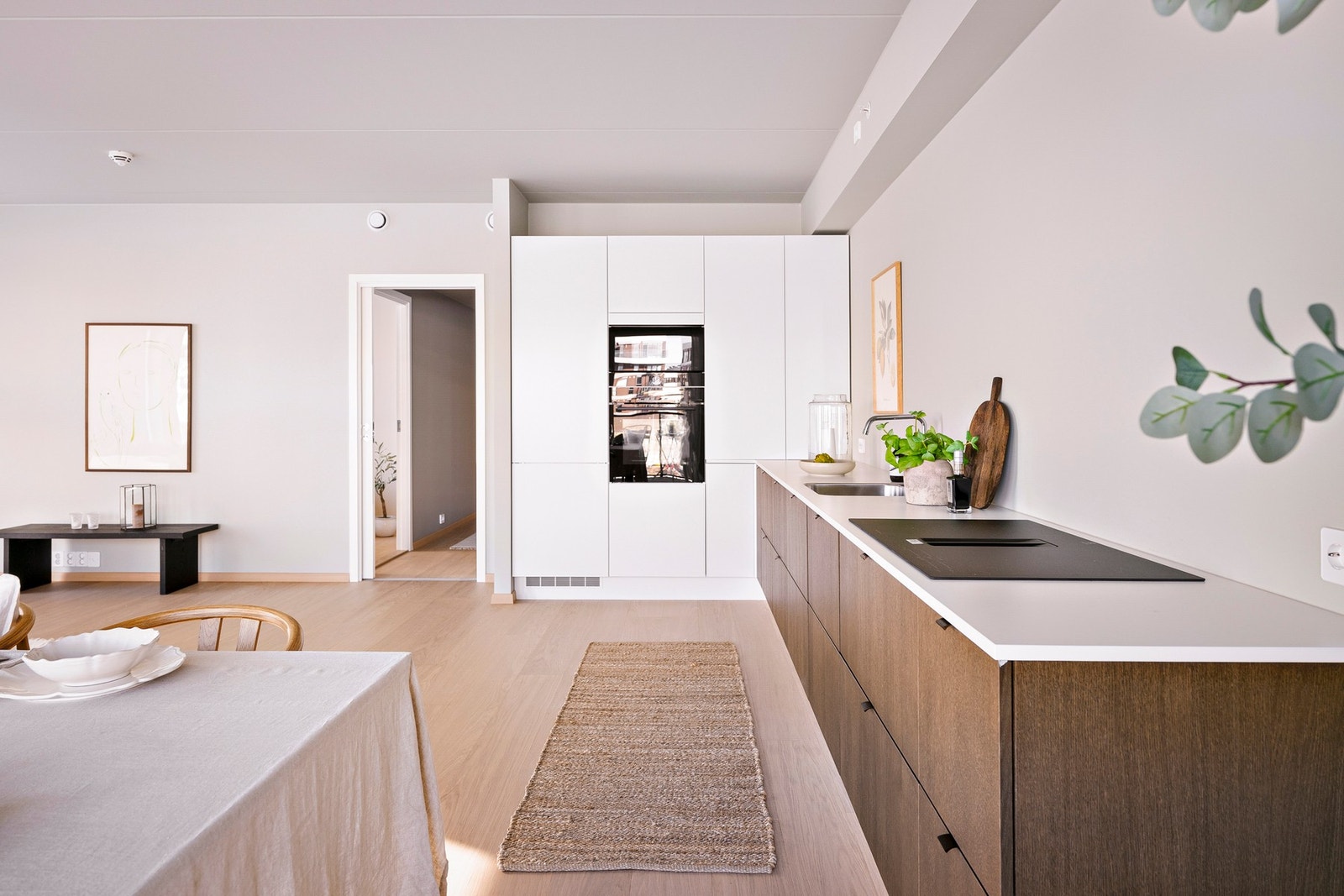 Innredningen er utstyrt med soft-close på skuffer og skap, og byr på gode oppbevaringsløsninger og praktiske arbeidsflater. Galleribilde