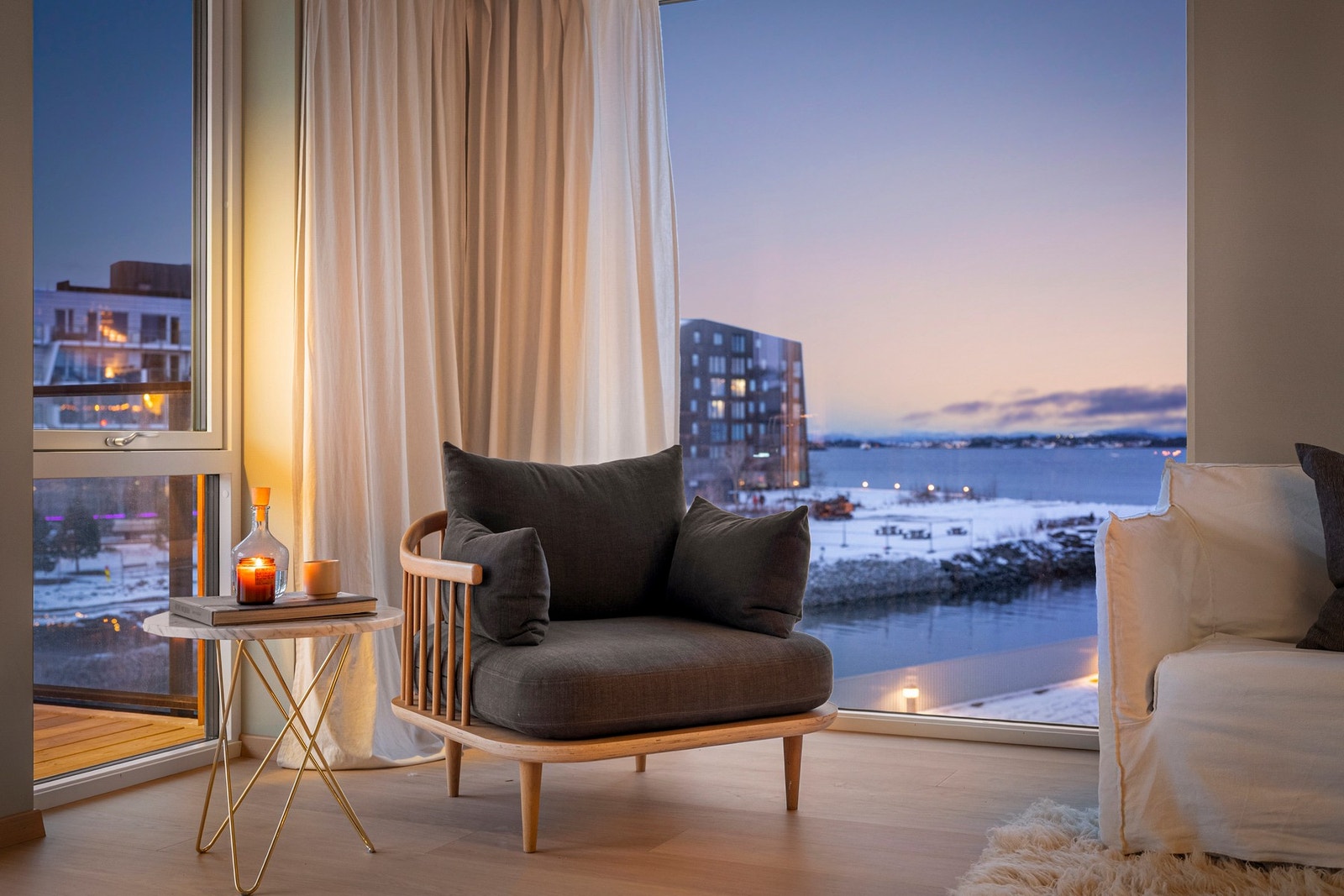 En moderne og innholdsrik 4-roms leilighet fra 2025 Galleribilde