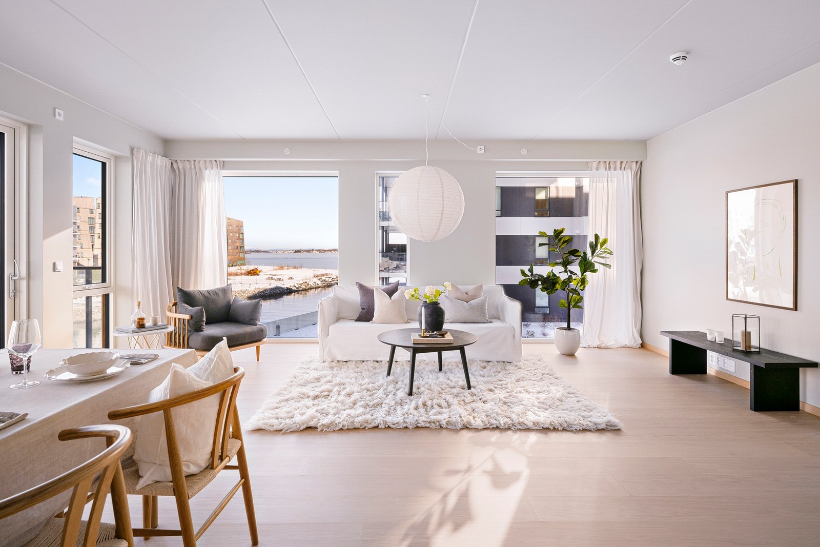 Som hjørneleilighet får rommet ekstra lysinnslipp fra flere himmelretninger Galleribilde