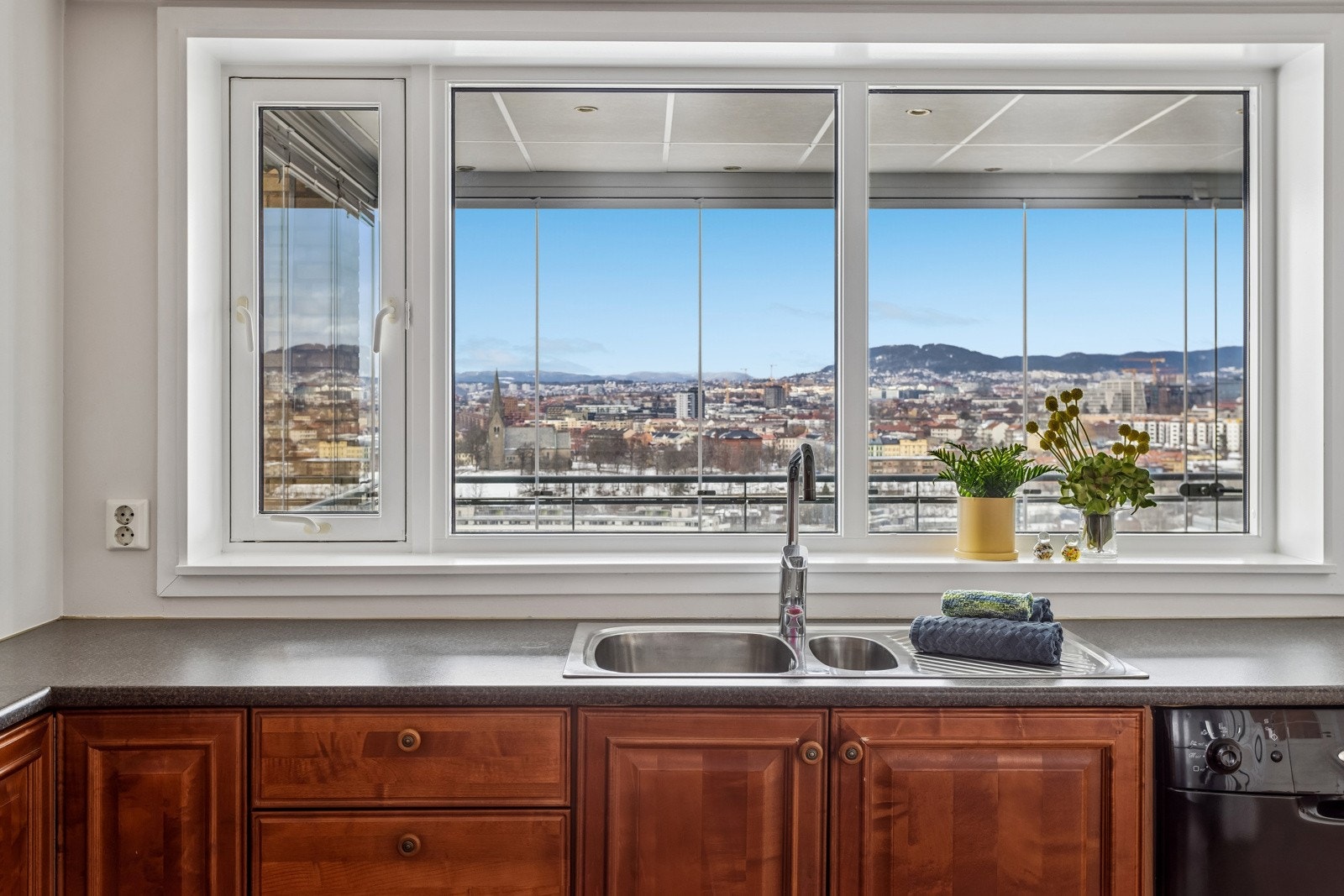 Nyt utsikten fra kjøkkenvindu! Galleribilde