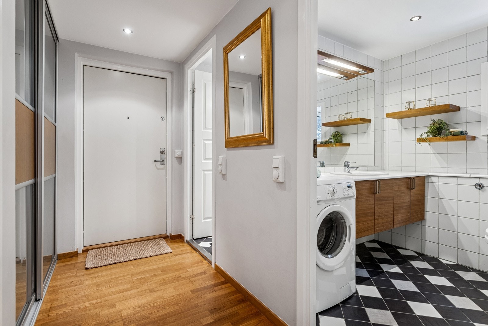 Åpen og praktisk entré med dørcalling med skjerm, samt brann og lydklassifisert entredør. Galleribilde