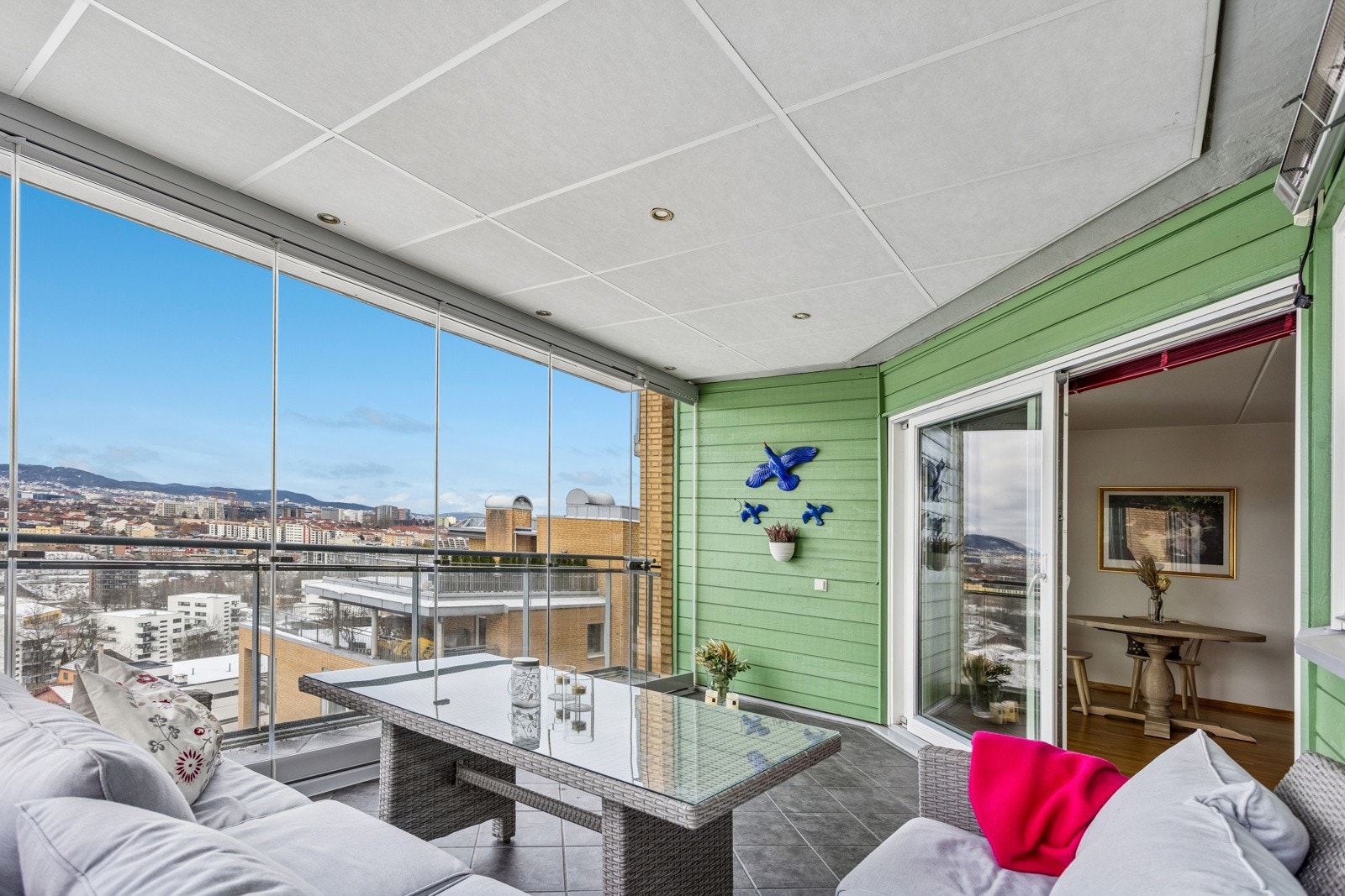 Flott balkong som kan nytes med åpen og lukket innglassing! Galleribilde