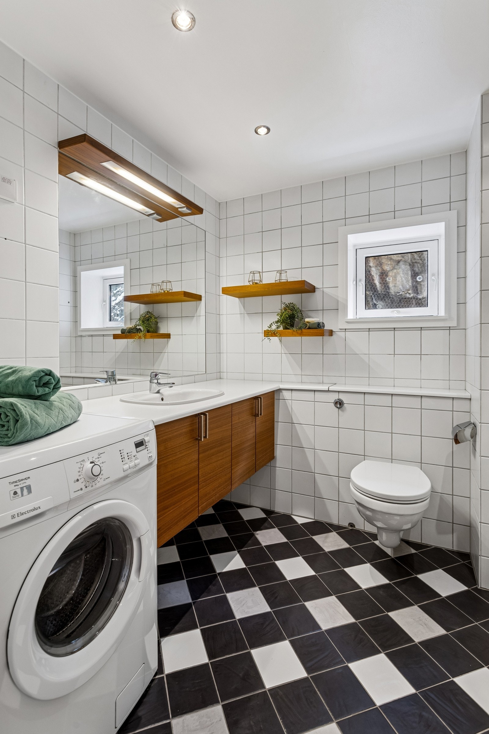 Pent baderom med gulvvarme og downlights. Galleribilde