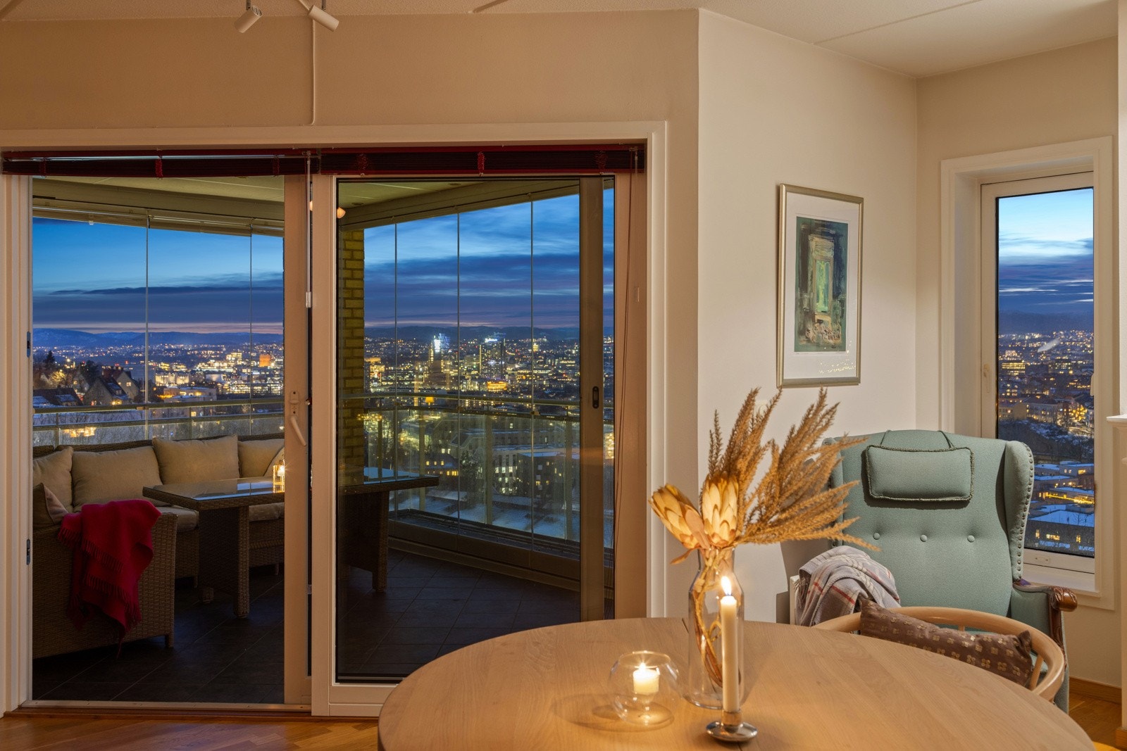 Stue med direkte adkomst til innglasset balkong. Galleribilde