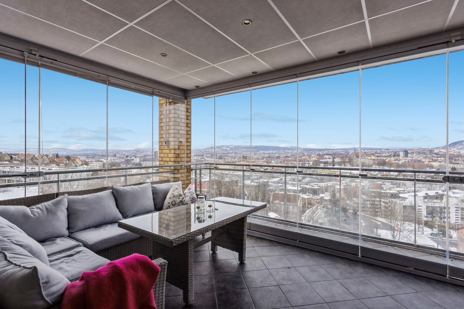 Stor, innglasset balkong på 17 kvm med flott utsikt mot byen. Galleribilde