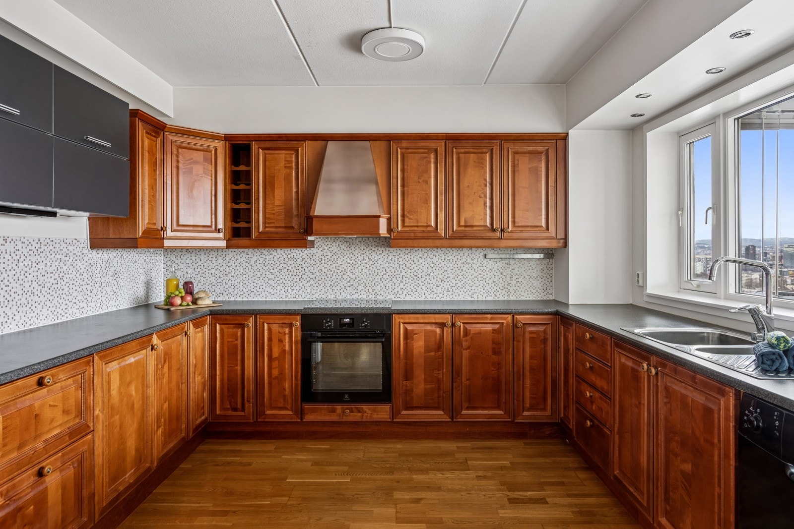 Kjøkken med særdeles god skap- og benkeplass. Galleribilde