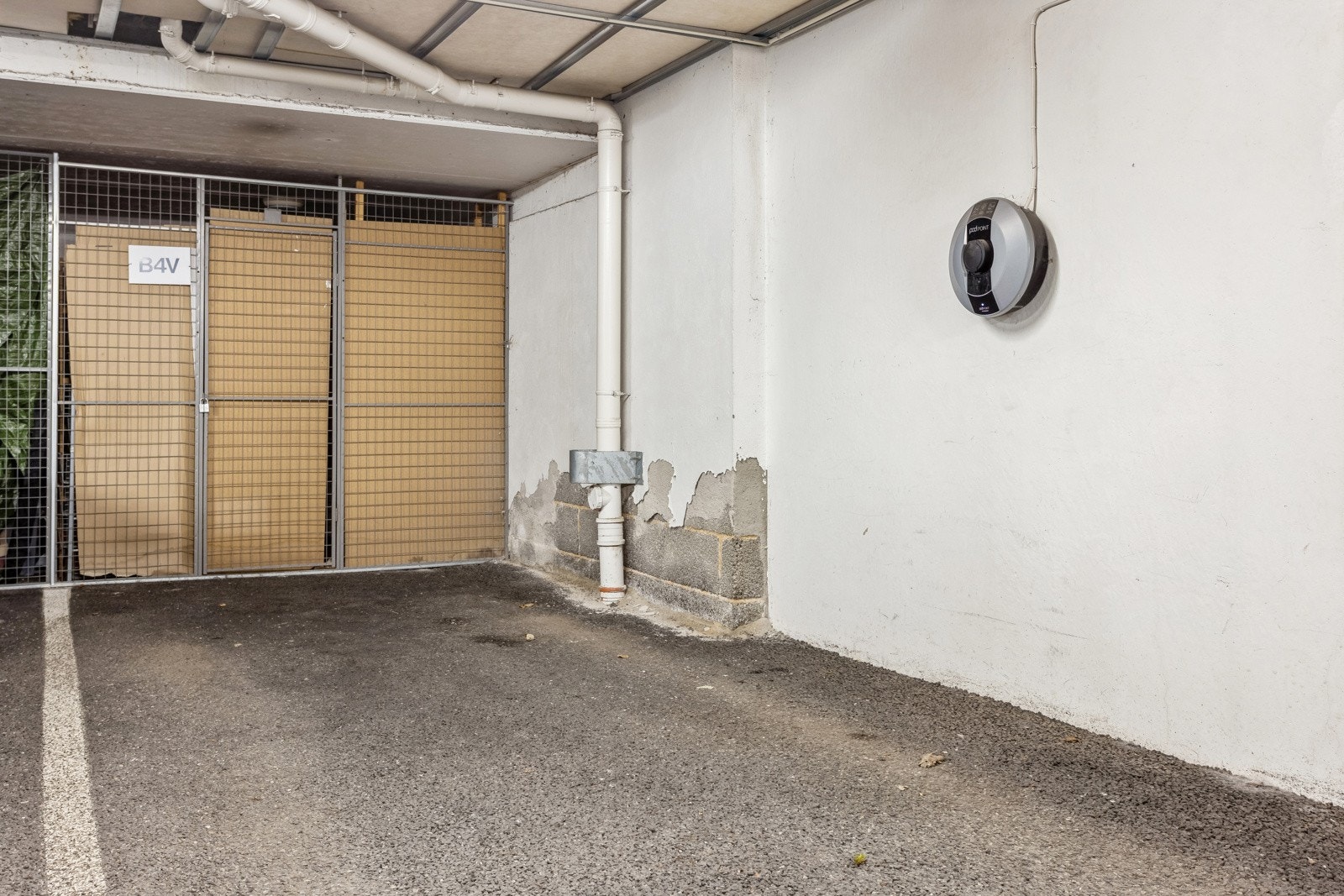 Garasjeplass med el-bil lader og med bod i felles garasjeanlegg. Galleribilde