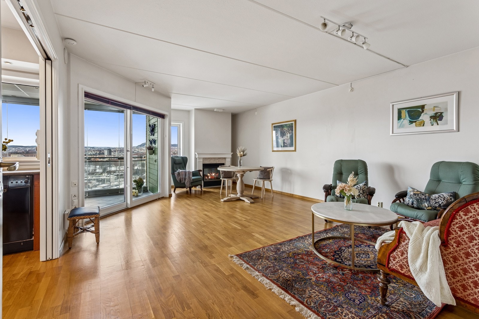 Romslig stue med parkettgulv og lysmalte vegger. Galleribilde