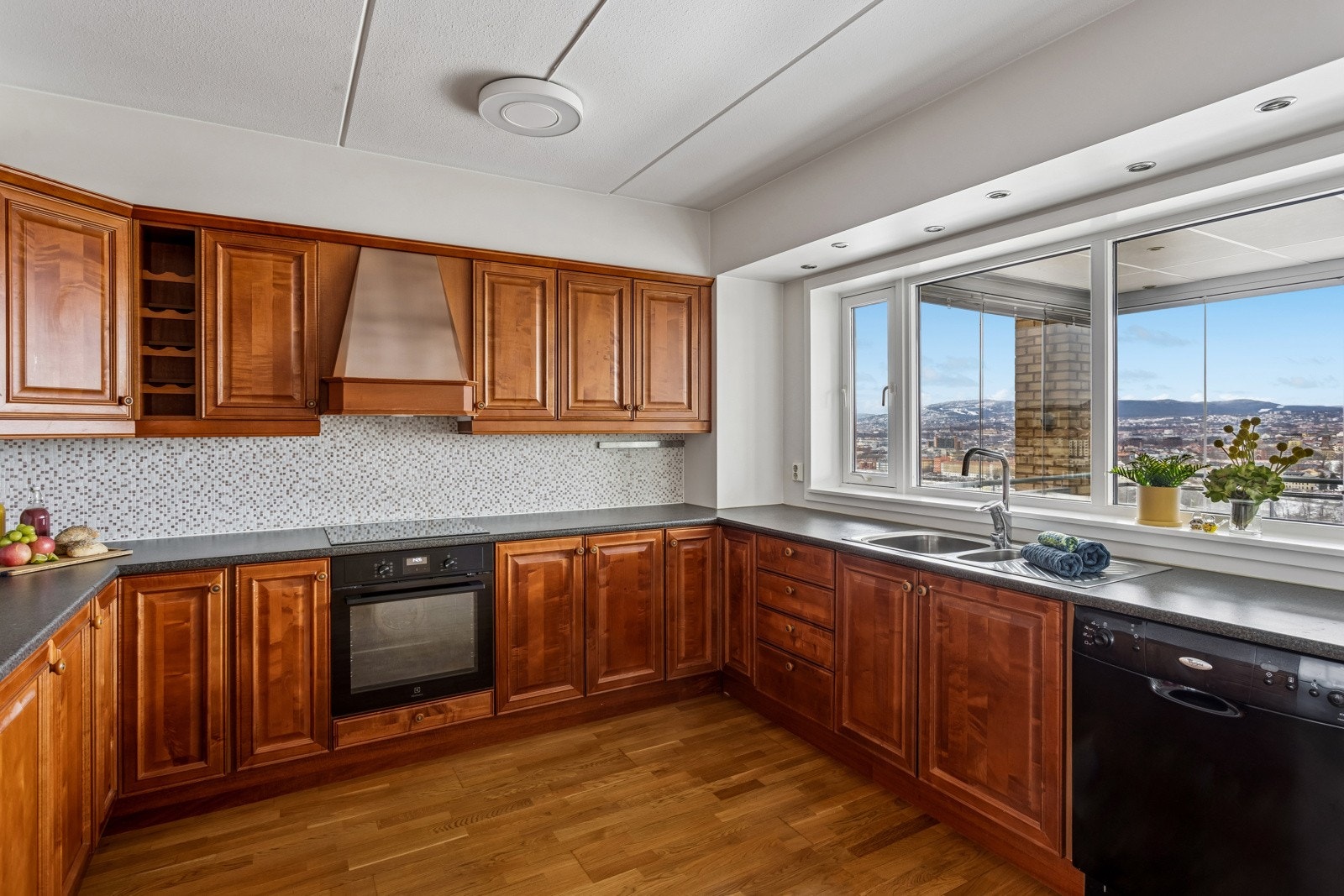 Kjøkken med store vindusflater og nydelig utsikt. Galleribilde