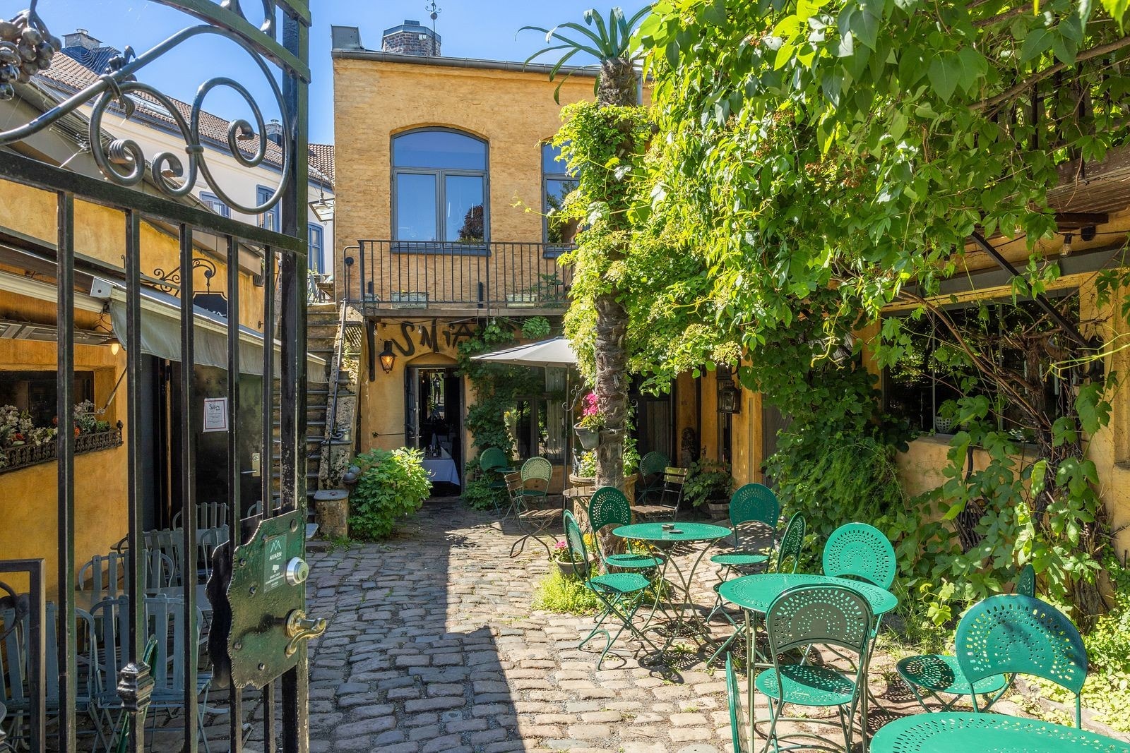 Gangavstand er det også til Vålerenga som består vesentlig av verneverdig trehusbebyggelse. Her finner man blant annet lokale vertshus som populære Smia. Galleribilde