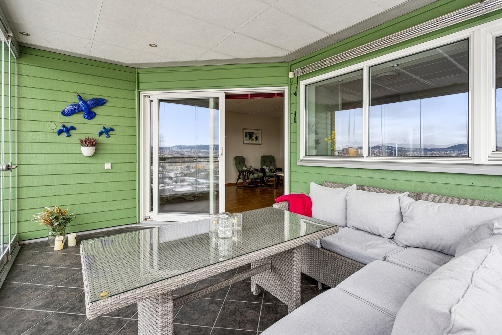 17 kvm innglasset balkong med god plass til utemøbler, grill mm. Galleribilde