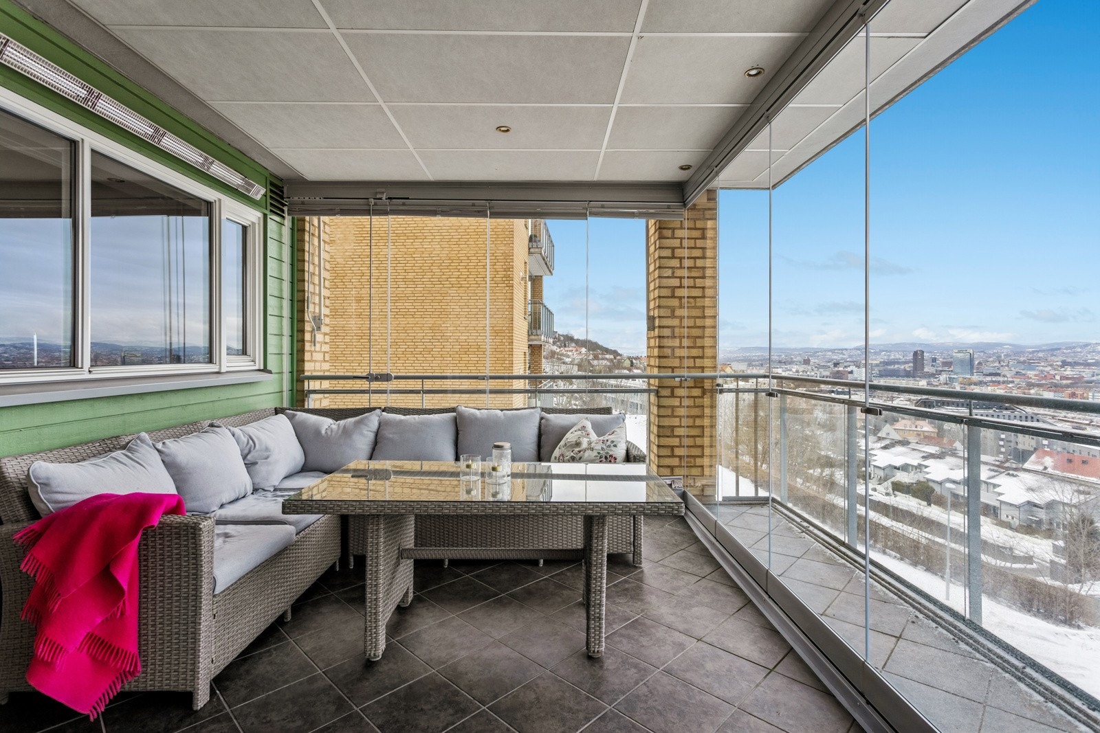 Flott balkong som ligger fint til på enden av bygget. Galleribilde