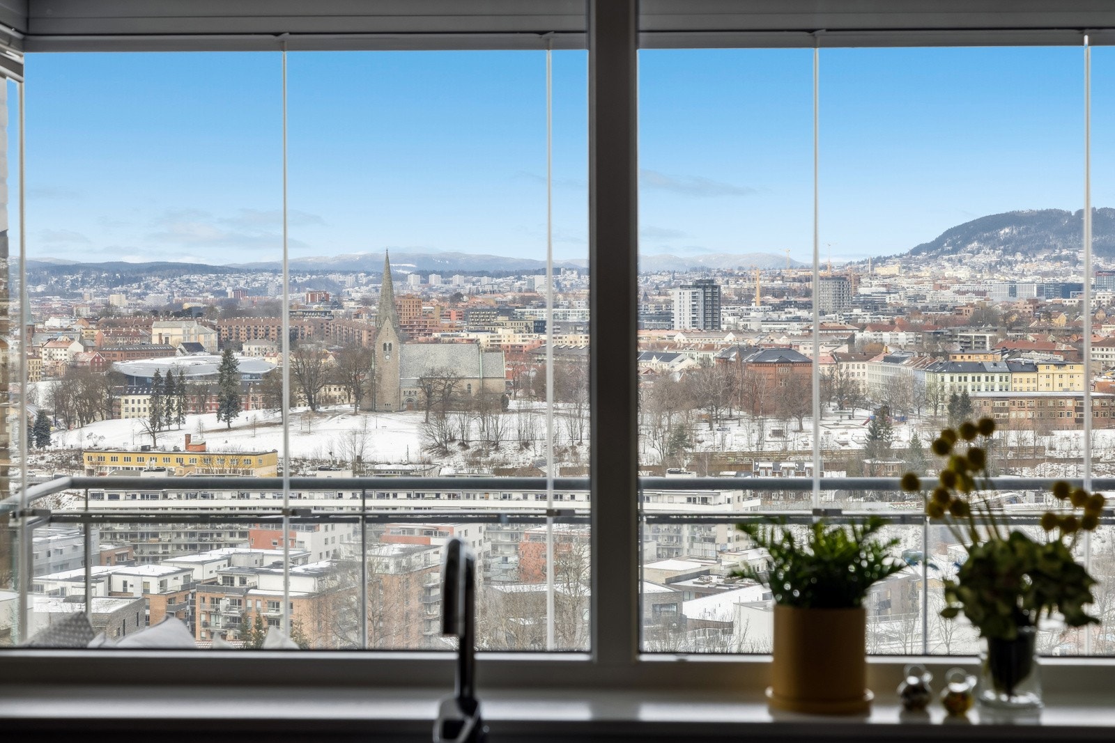 Store vindusflater på kjøkken. Galleribilde