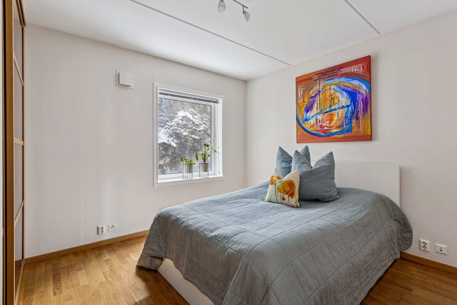 Leiligheten har to soverom med gode garderobeløsninger. Galleribilde