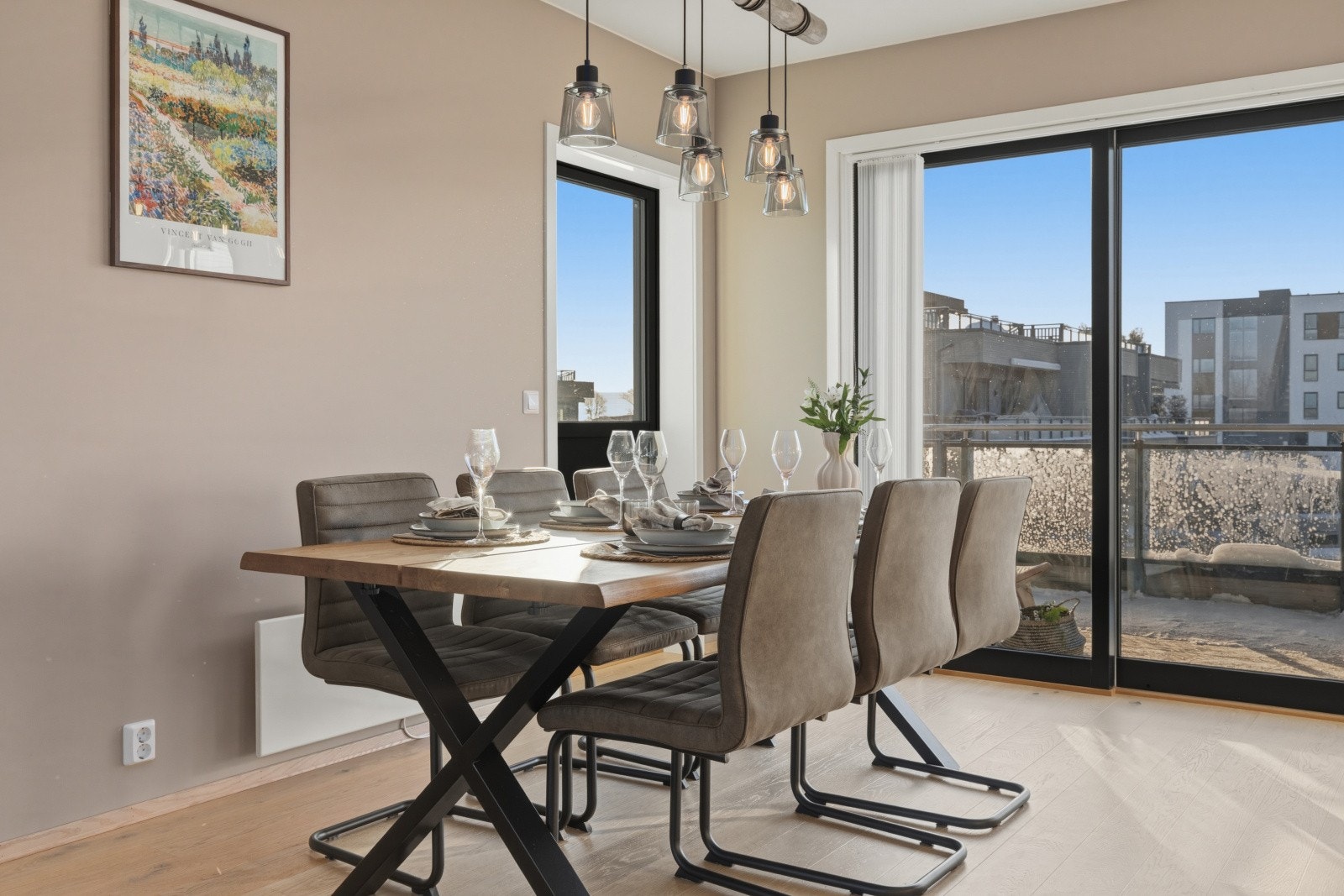 Her har man god plass til å dekke langbord og samle familie og venner. Galleribilde