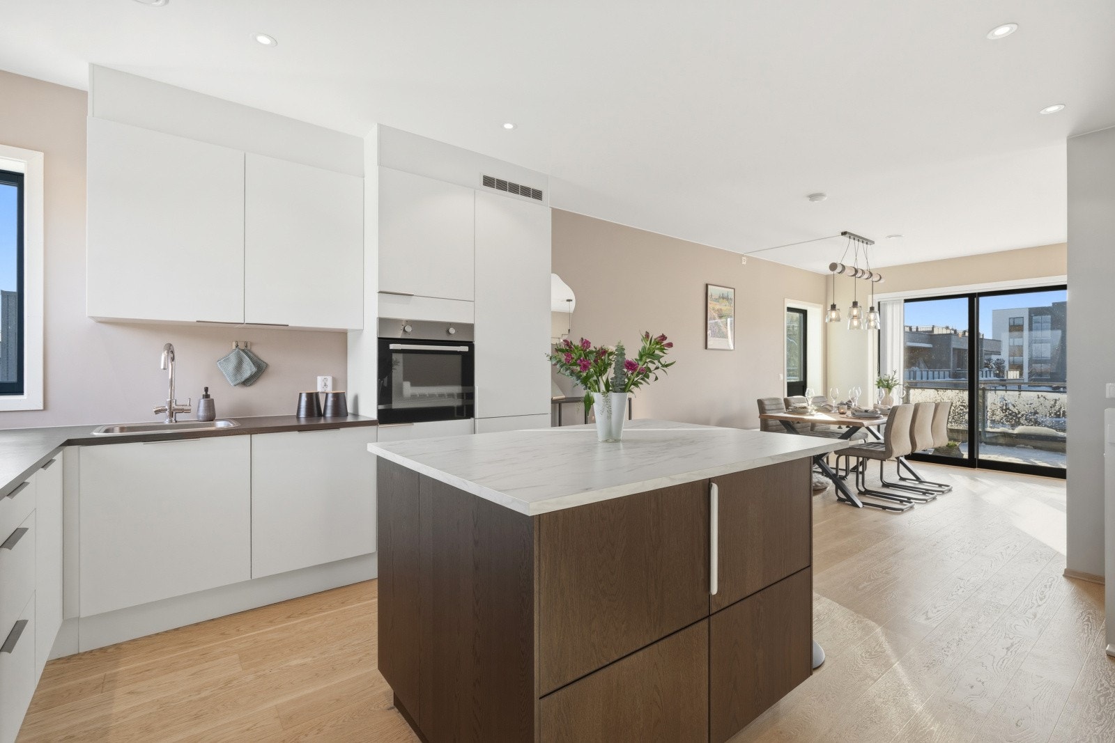 Stue og kjøkken ligger i åpen løsning. Et lyst og innbydende rom med store vindusflater som gir rikelig med naturlig lys og en god romfølelse. Galleribilde