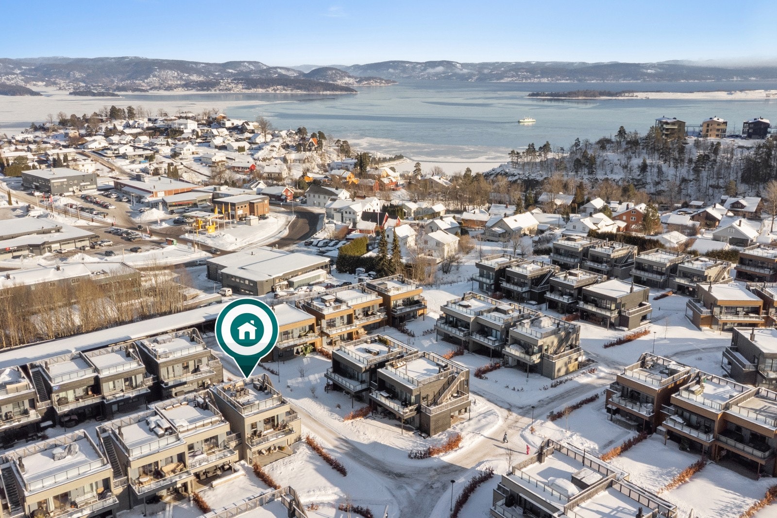 Boligen ligger i et nyere og moderne boligfelt og har kort vei til det meste man måtte trenge i det daglige. Galleribilde