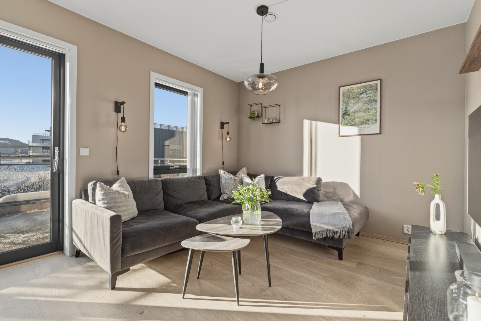 Fra stuen har man utgang til en stor balkong. Galleribilde