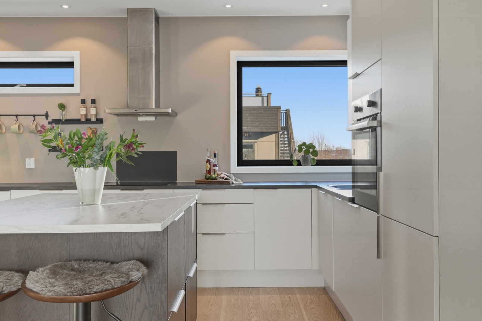 Et stort og godt kjøkken hvor man har rikelig med skap- og skuffeplass, samt gode arbeidsflater på en stor kjøkkenøy. Galleribilde