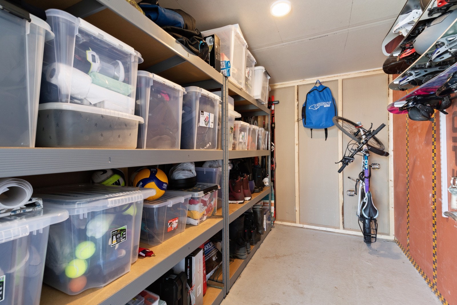 Boligen har også en stor, utvendig bod som gir god lagringsplass. Galleribilde