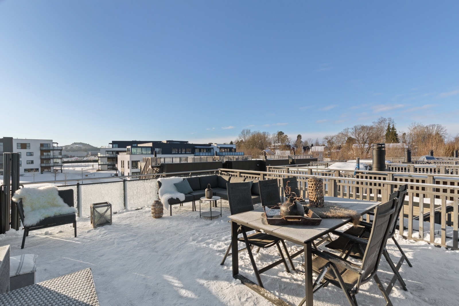 Herlig takterrasse på hele 39 kvm med gode møbleringsmuligheter, nydelig utsikt og gode solforhold! Galleribilde