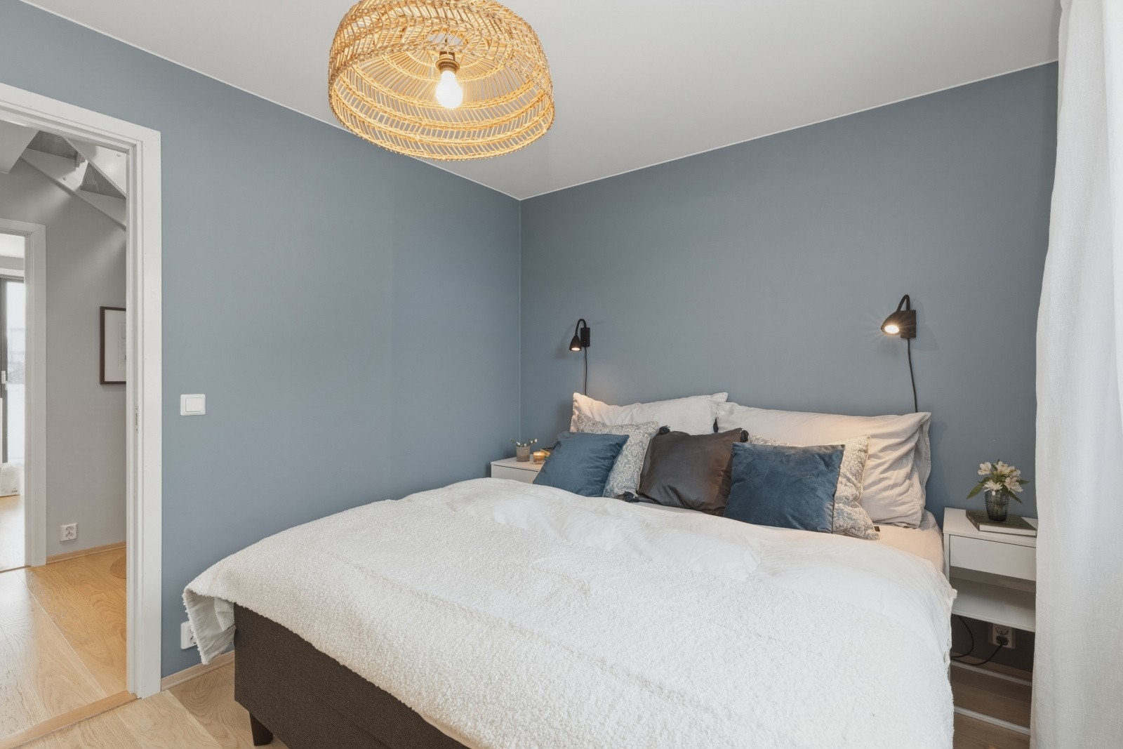 Rommet er malt i en dus og behagelig blåtone. Galleribilde