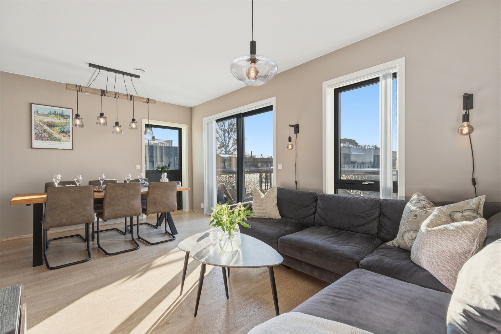 I stuen har man god plass til å møblere med både sofa og spisegruppe. Galleribilde