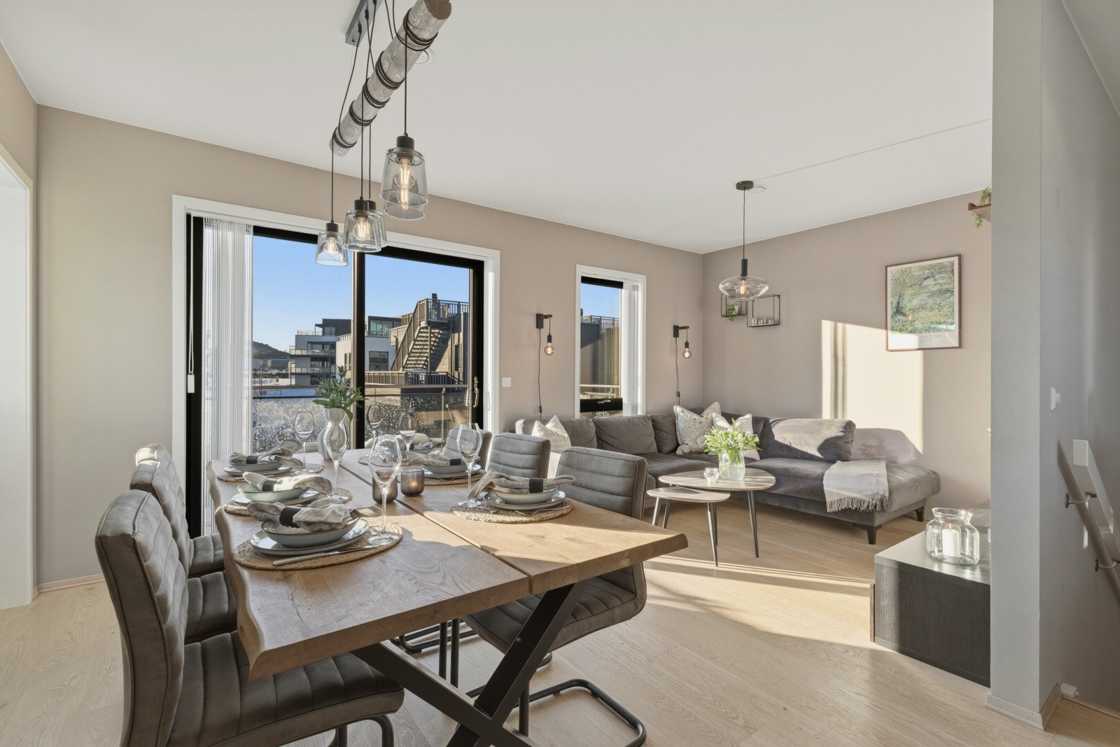 Utsikten fra uteområdet gir en luftig og åpen atmosfære i stua. Galleribilde