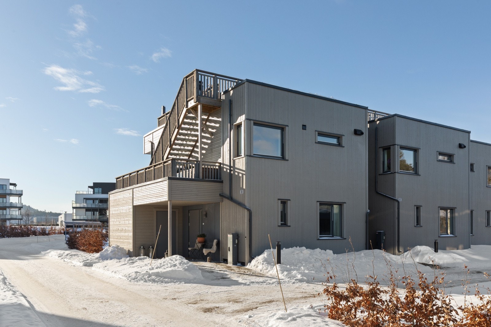 Boligen ligger fint til på enden av rekken og har et inngangsparti som umiddelbart gir et godt førsteinntrykk av boligen. Parkering i lukket garasjeanlegg og ellers godt med gjesteparkering i området. Galleribilde