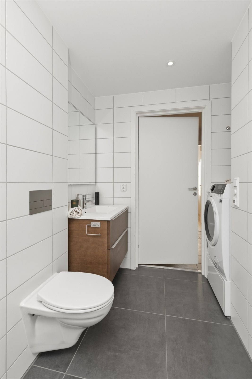 Badet er ellers utstyrt med dusjhjørne, vegghengt toalett og baderomsinnredning med nedfelt servant. I tillegg har man opplegg for vaskemaskin og avtrekk via balansert ventilasjonsanlegg. Galleribilde