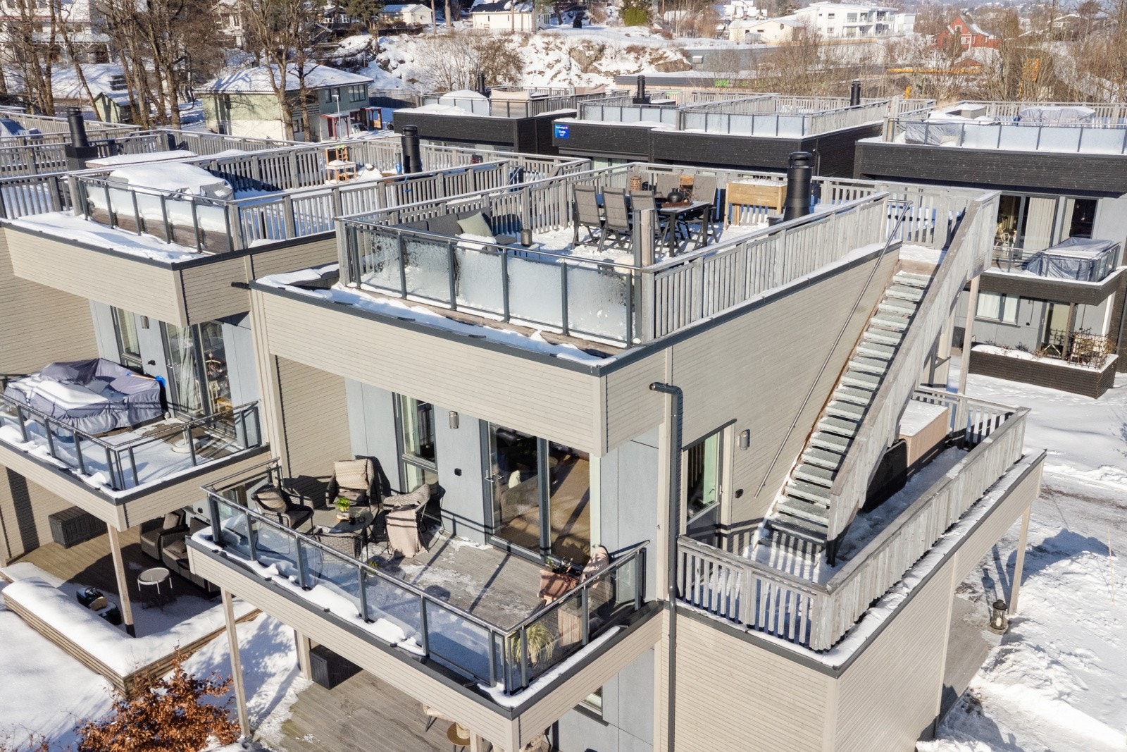 Boligen ligger fint til på enden av rekken, går over to etasjer og har en herlig takterrasse. Galleribilde