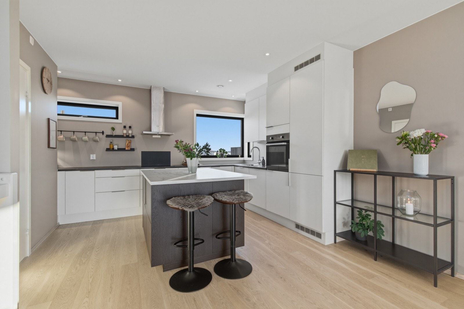 Kjøkkenet er ellers utstyrt med kjøleskap, oppvaskmaskin, stekeovn, koketopp og kjøkkenventilator med avtrekk ut. I tillegg er det vannstoppsystem og komfyrvakt. Galleribilde