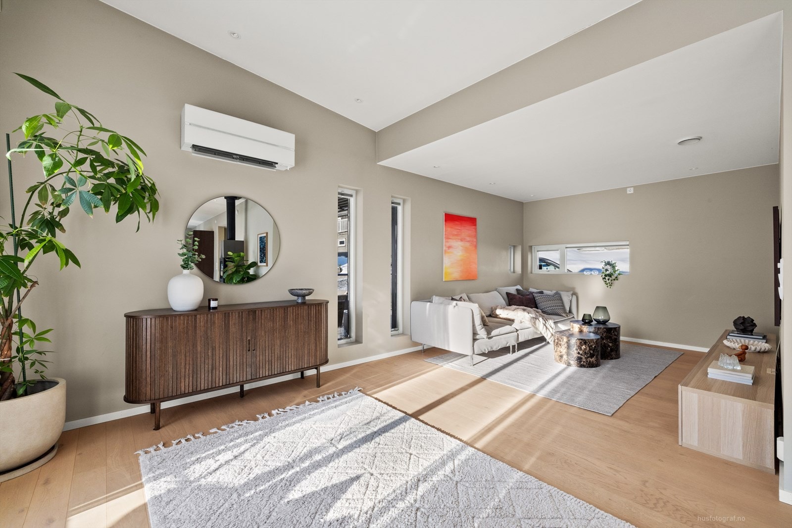 I tv-stuen er det rom for en romslig sofakrok og tv-møblement. Det er montert varmepumpe. Galleribilde