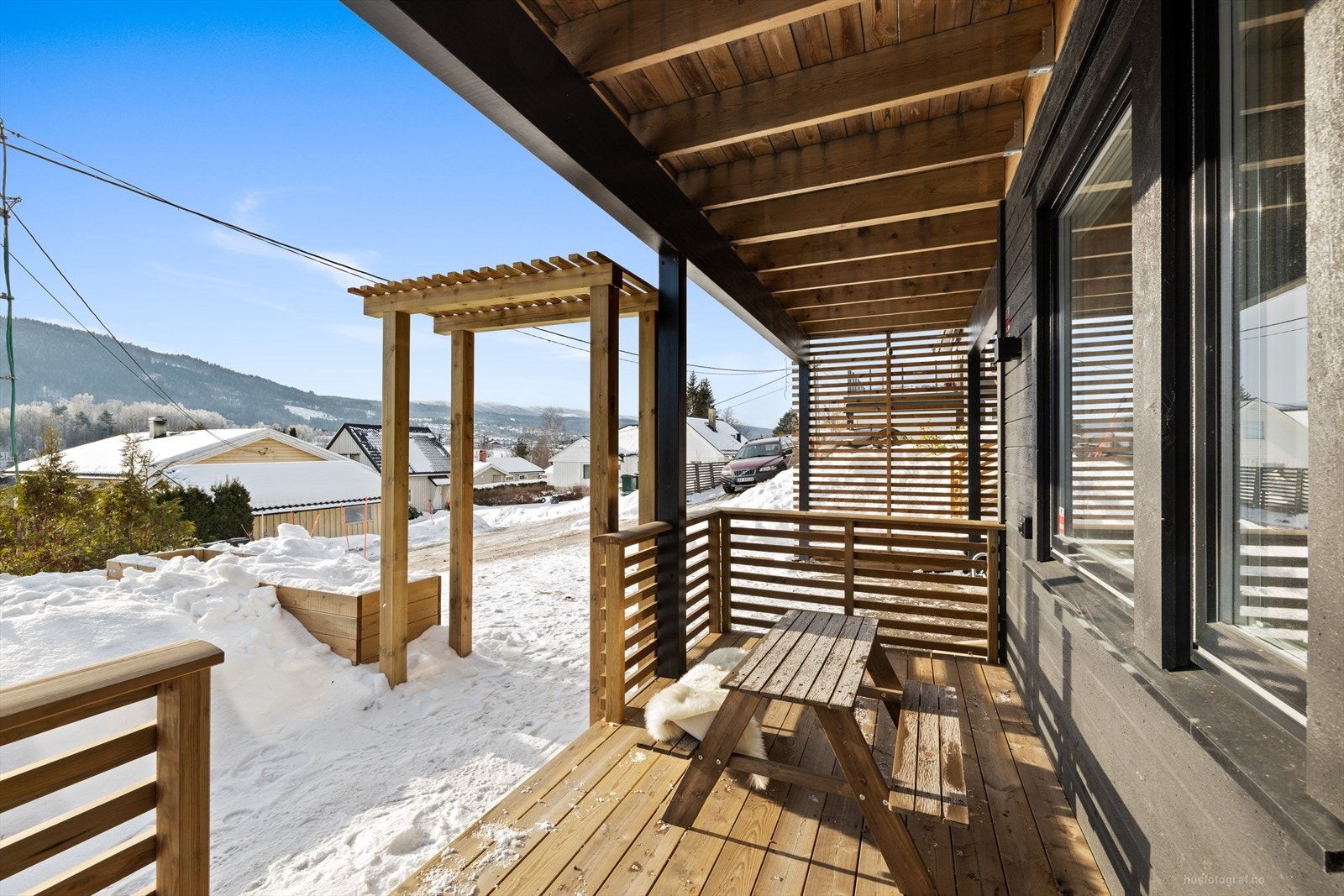 Uteområdene byr på en solrik og skjermet hage med flere soner for lek og opphold. Galleribilde