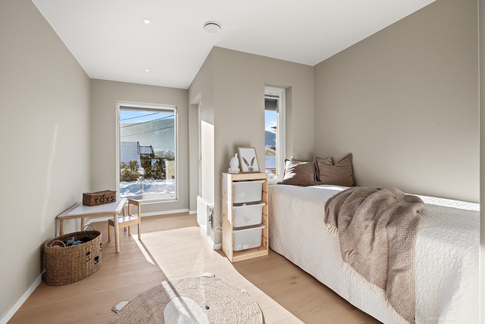 Det er også tre andre romslige soverom i underetasjen som er lyse og malt i et moderne fargepallett. Galleribilde