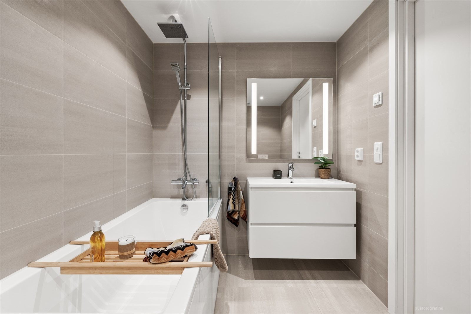 Hovedbadet i underetasjen har badekar med dusjarmatur. Galleribilde