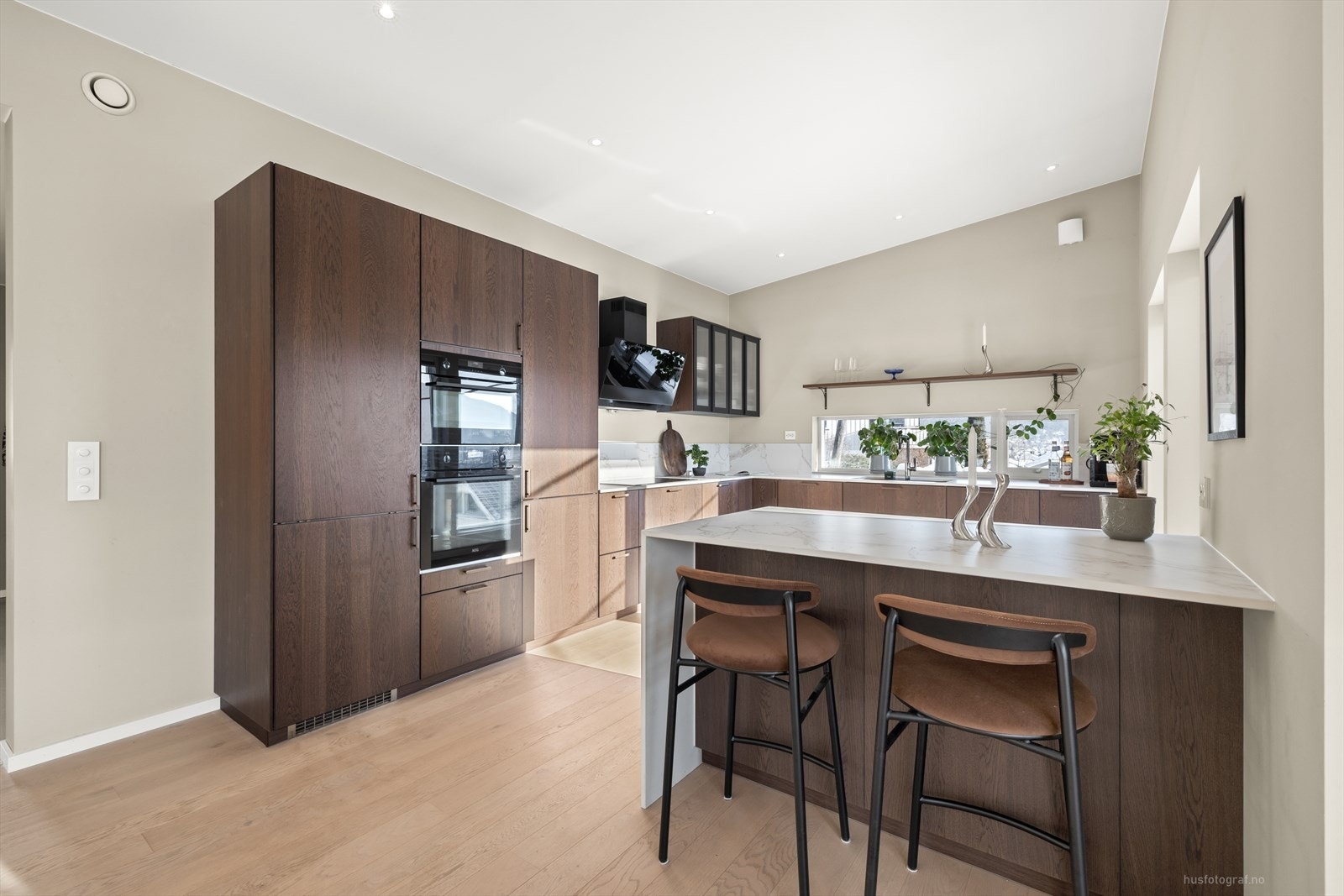 Kjøkkenet fremstår som moderne og stilrent, med en gjennomført helhetlig design som gir rommet et eksklusivt preg. Galleribilde