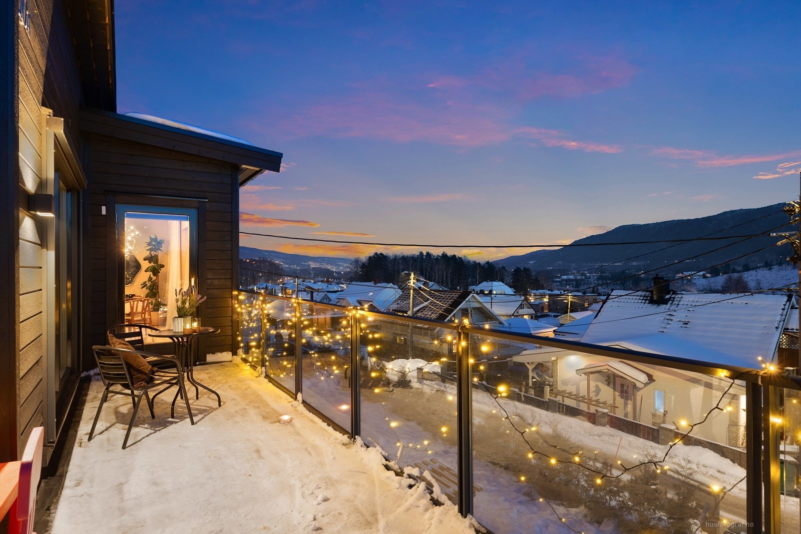 Uteområdene byr på en solrik og skjermet hage med flere soner for lek og opphold. Galleribilde