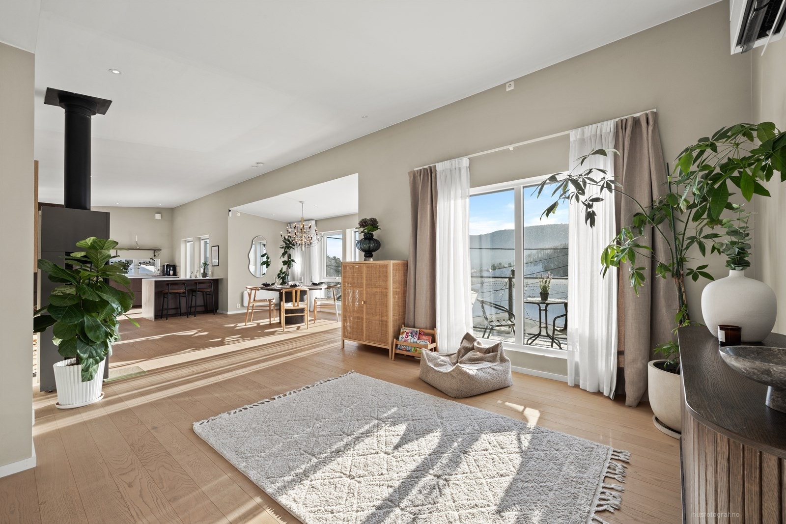 Lys og lekker stue i med 1-stavs parkett på gulv og slette vegger malt i en trendy fargetone, som skaper en lun stemning til rommet. Galleribilde