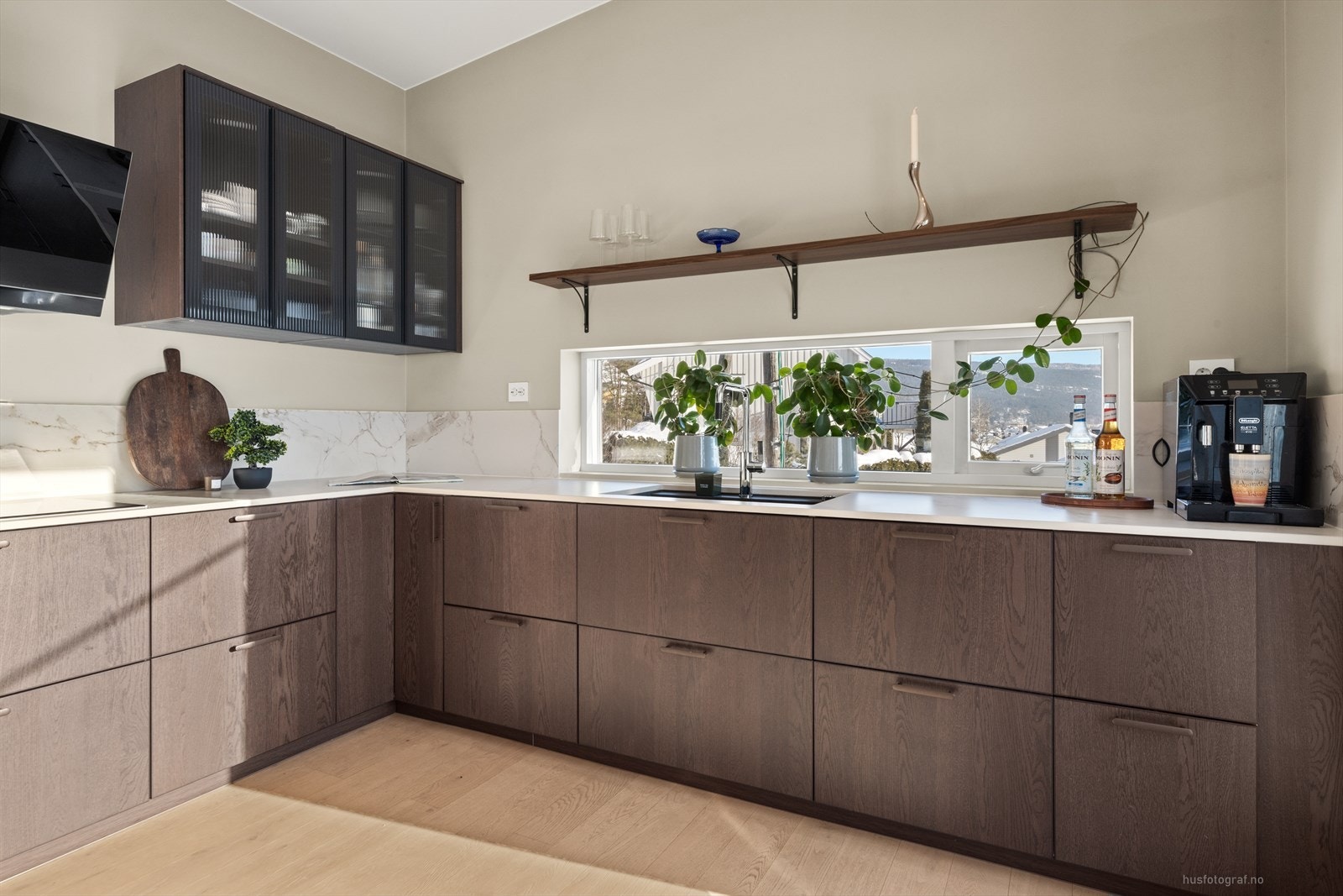 Den romslige innredningen fungerer både som en praktisk arbeidsflate og som en innbydende barløsning med sitteplass til flere - perfekt for uformelle måltider, sosial matlaging og gode samtaler mens man lager mat. Galleribilde