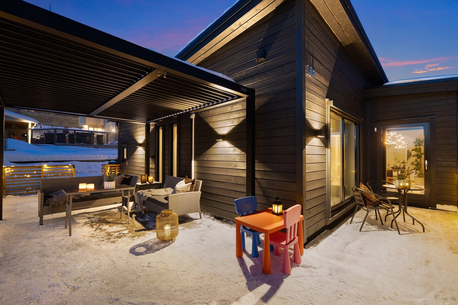 Fra stuen er det direkte utgang til boligens romslige terrasse - perfekt for å utvide oppholdsrommet utendørs på varme dager. Galleribilde