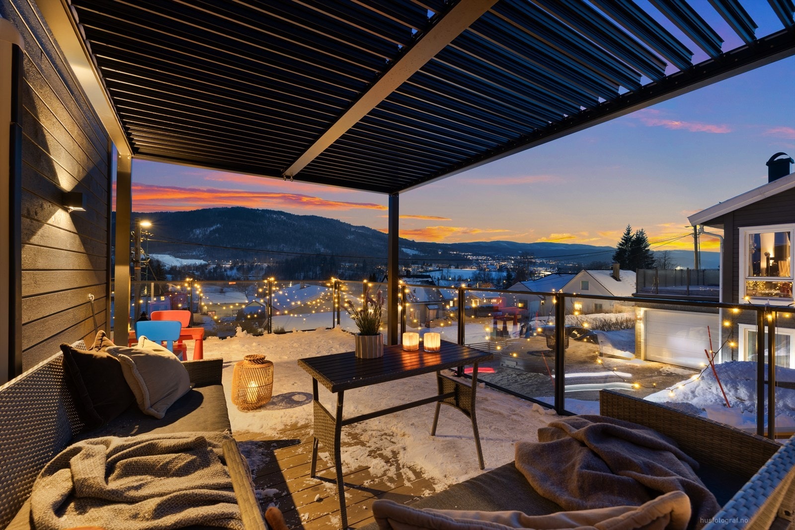 Her ligger alt til rette for både avslapping og sosiale sammenkomster, med en sømløs overgang mellom inne og ute. Galleribilde