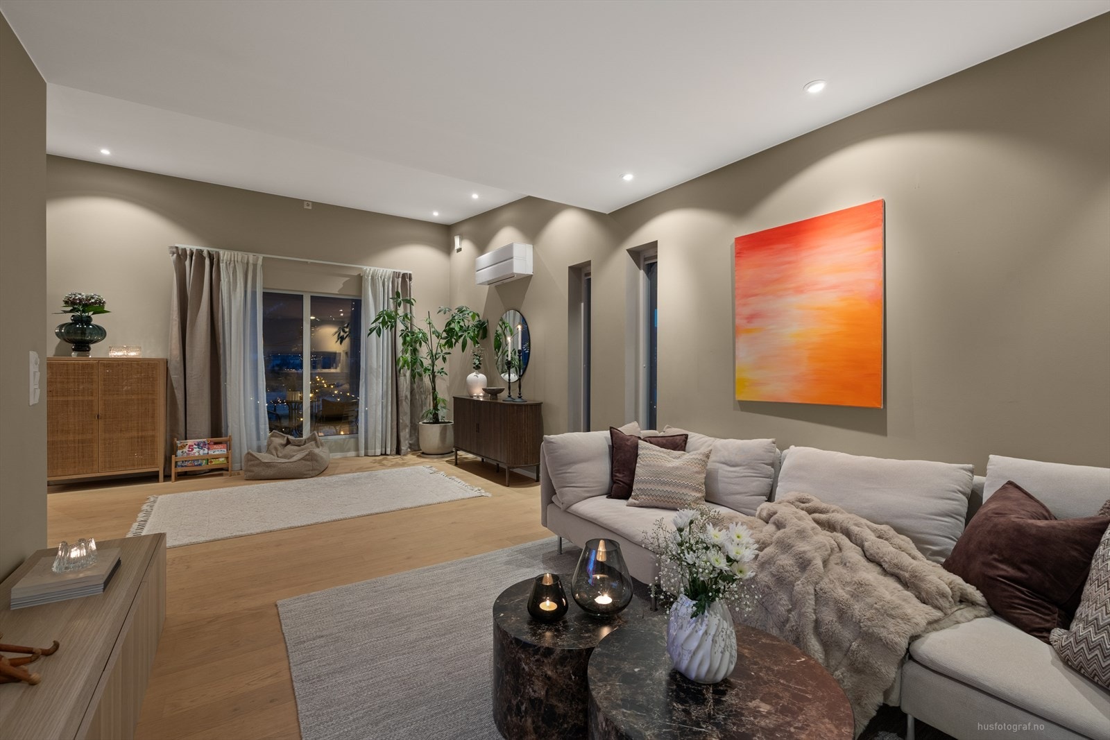 Helhetsinntrykket er en stilren, funksjonell og svært innbydende spisestue og stue som passer perfekt både til hverdagsmåltider og hyggelige middager med gjester. Galleribilde