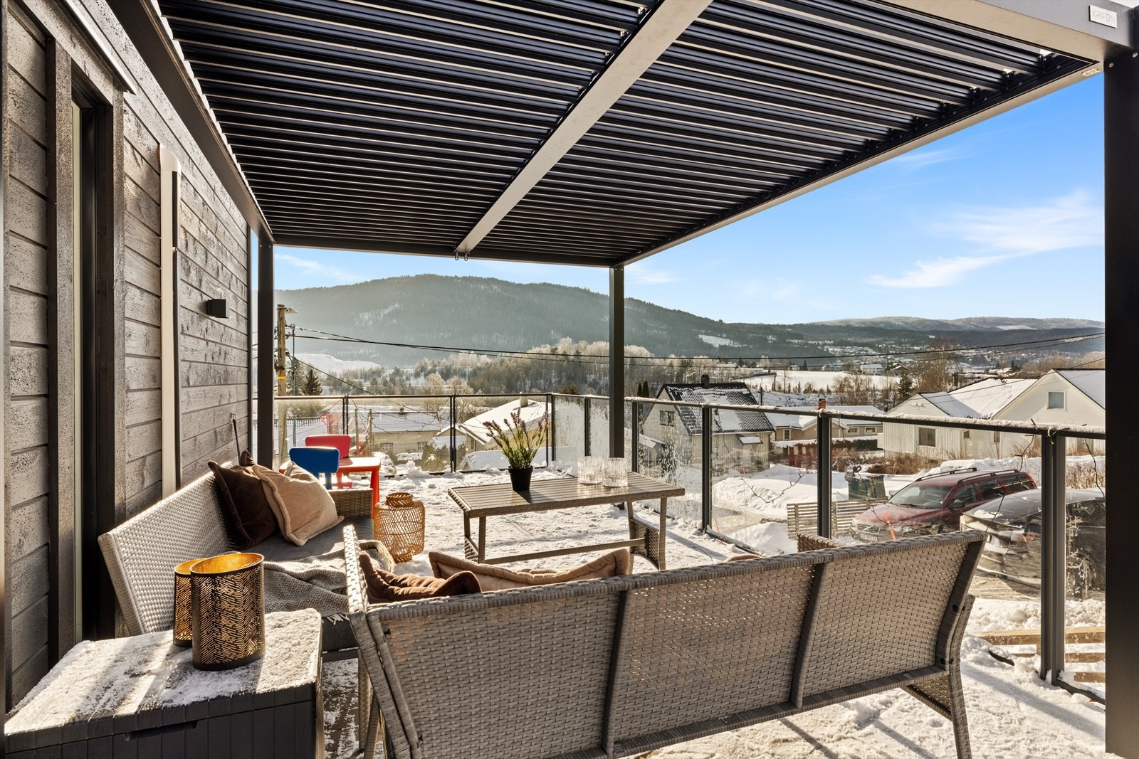 Det er bygget terrasser og levegger som gir gode, private uteplasser, og tomten er pent opparbeidet med hekk og naturlige nivåer. Galleribilde