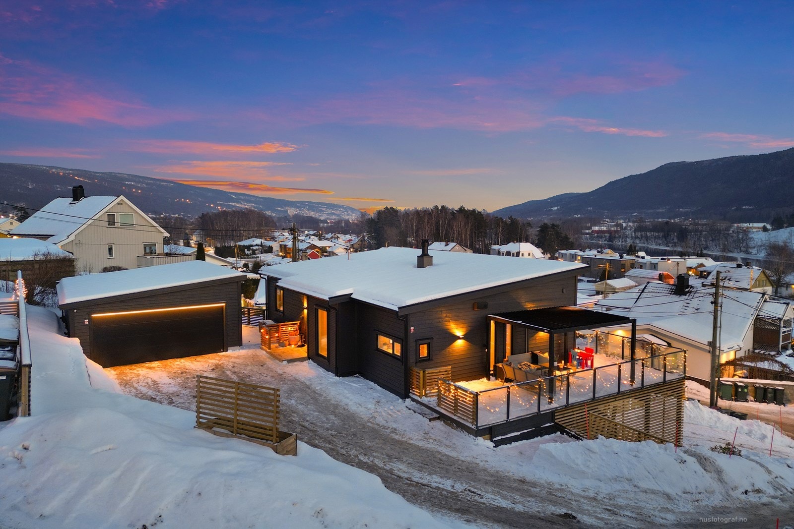 Dobbeltgarasje med bod og elbillader. For øvrig gode parkeringsmuligheter i egen gårdsplass, samt foran underetasjen. Galleribilde