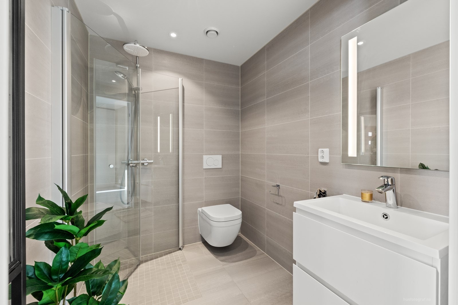 Boligen går over 2.etasjer og har et bad i 1.etasje og 2 bad i underetasjen, der det ene badet er i direkte tilknytning til hovedsoverommet. Galleribilde