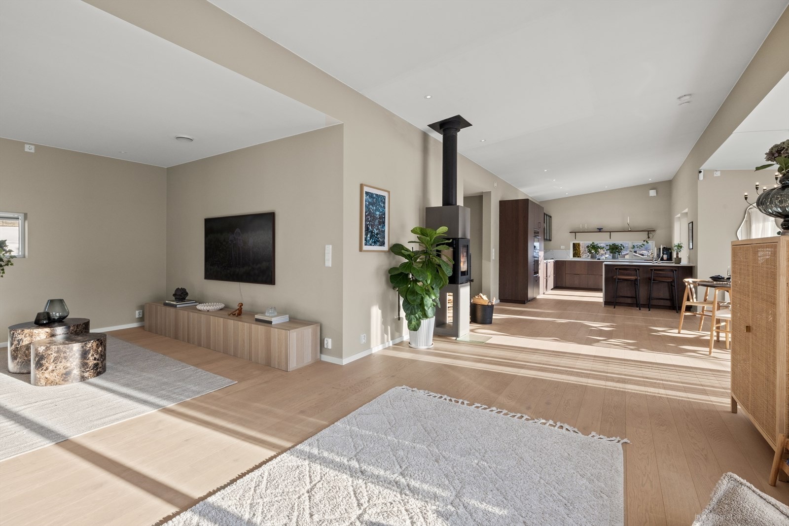 Det er muligheter for å møblere med flere sittegrupper i stuen. Galleribilde