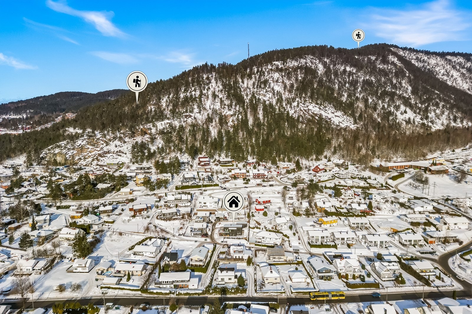 Boligen ligger sentralt til på Solbergmoen. Meget kort gangavstand til turterreng med lysløype, blant annet Knabben som er et populært turmål i området. Galleribilde